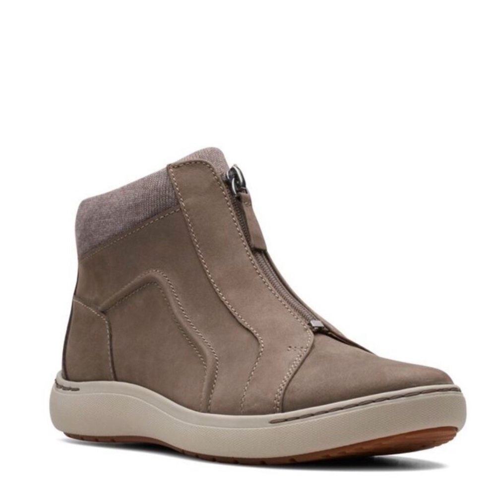 Clarks Womens Nalle Lo AP Brown Boots size 8 1/2
NWB